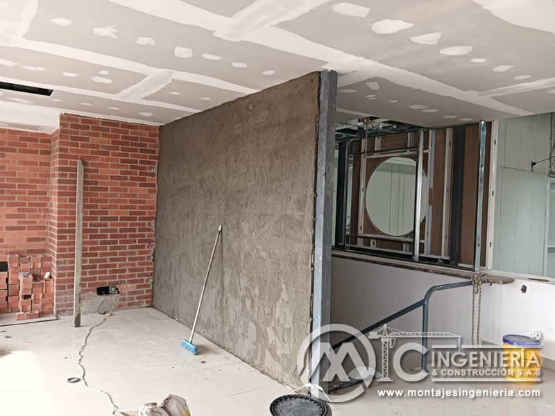 Adecuación de interiores con muros en mampostería, cielo raso y estructura metálica en Bogotá, Colombia. Montajes, Ingeniería y Construcción MIC SAS.