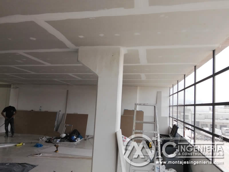 Adecuación de oficinas con cielo raso en drywall y ventanería metálica en Bogotá, Colombia. Montajes, Ingeniería y Construcción MIC SAS.