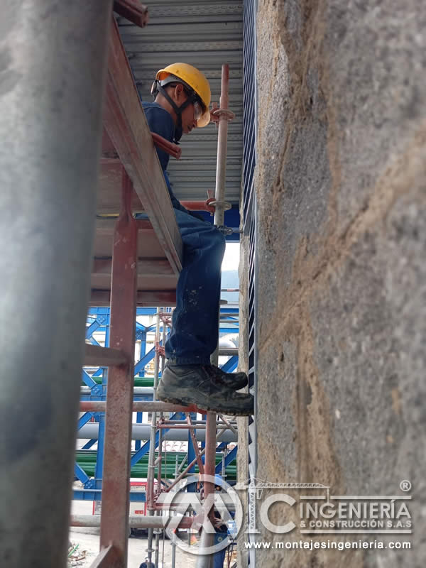 Ajuste de perfiles metálicos en fachadas industriales bajo cubierta en Bogotá, Colombia. Montajes, Ingeniería y Construcción MIC SAS.
