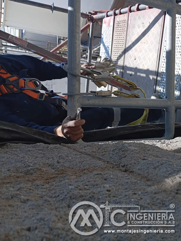 Ajuste de pernos en estructuras metálicas para trabajos en altura en Bogotá, Colombia. Montajes, Ingeniería y Construcción MIC SAS.