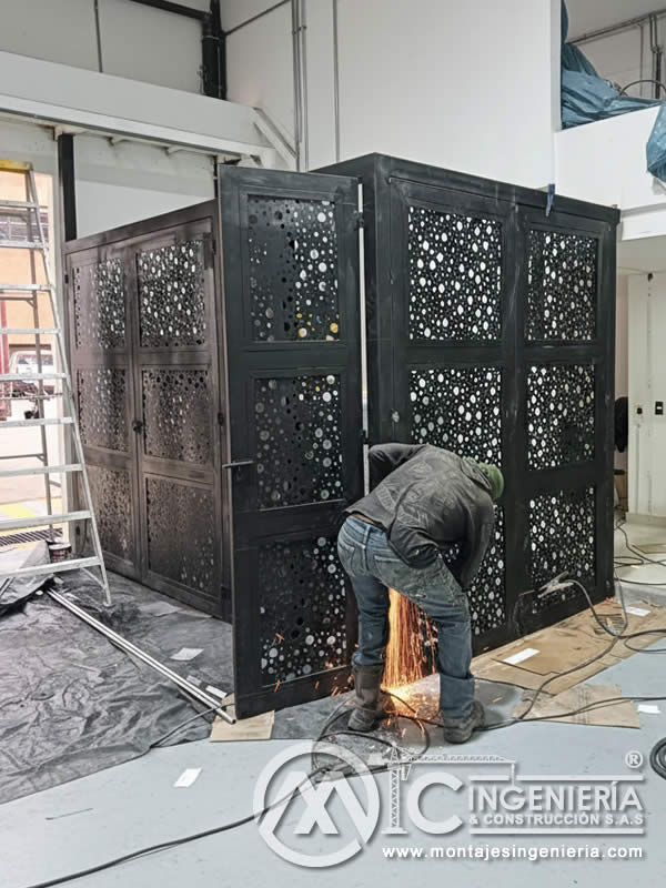 Ajuste final de celosía metálica con lámina perforada decorativa para adecuación de espacios en Bogotá, Colombia. Montajes, Ingeniería y Construcción MIC SAS.