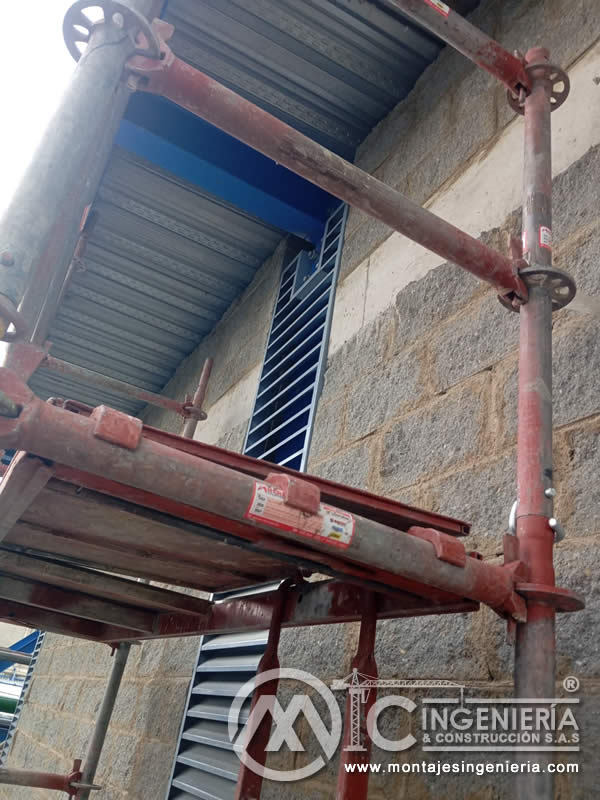Andamios tubulares para instalación de lamas en fachadas de plantas en Bogotá, Colombia. Montajes, Ingeniería y Construcción MIC SAS.