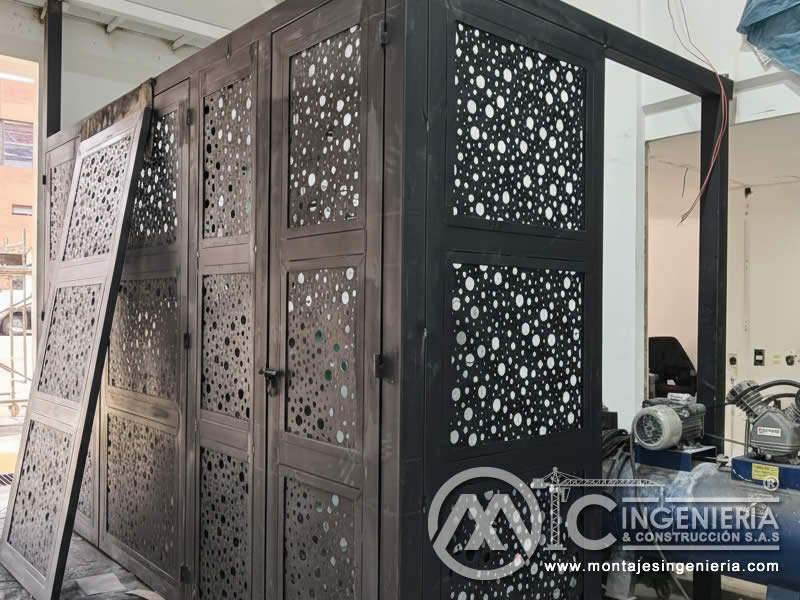 Celosía metálica con lámina calada y pintura negra mate para cerramientos de locales comerciales en Bogotá, Colombia. Montajes, Ingeniería y Construcción MIC SAS.