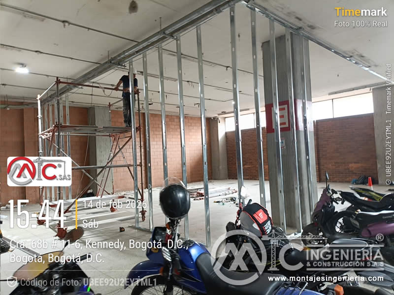 Construcción de divisiones en drywall con estructura galvanizada para adecuación de local comercial en Bogotá, Colombia. Montajes, Ingeniería y Construcción MIC SAS.