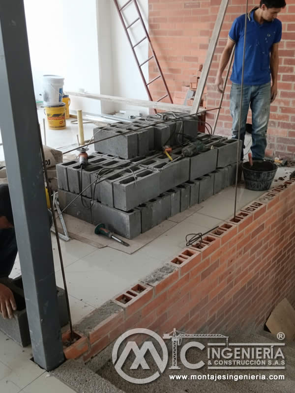 Construcción de muros de mampostería con bloque y ladrillo en Bogotá, Colombia. Montajes, Ingeniería y Construcción MIC SAS.