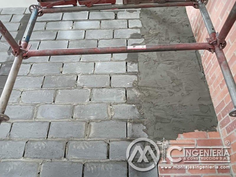 Construcción de muros en bloque de concreto con andamios para obras de adecuación en Bogotá, Colombia. Montajes, Ingeniería y Construcción MIC SAS.