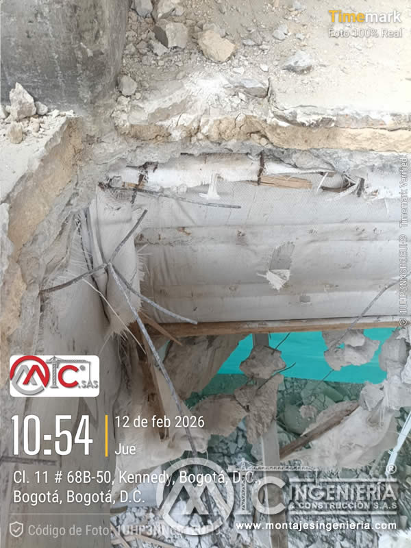 Demolición de muro y losa de concreto con refuerzo de varilla en local comercial en Kennedy, Bogotá, Colombia. Montajes, Ingeniería y Construcción MIC SAS.