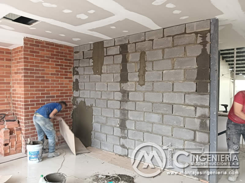 Enchape y pañete de muros en bloque de concreto con mortero en adecuación de oficinas en Bogotá, Colombia. Montajes, Ingeniería y Construcción MIC SAS.