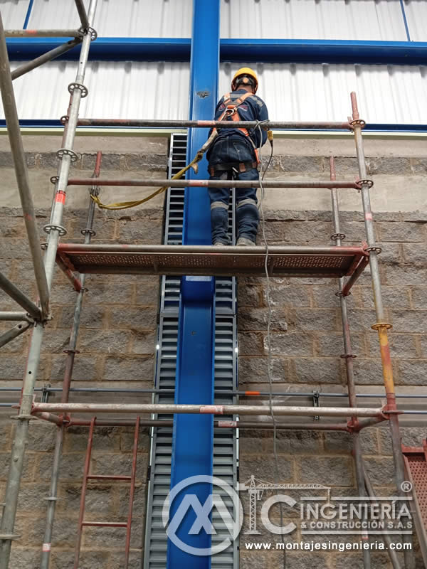 Ensamble de carcasa de elevador de cangilones sobre andamios con protección en altura en Bogotá, Colombia. Montajes, Ingeniería y Construcción MIC SAS.