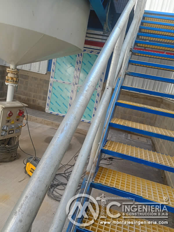 Escalera metálica industrial con peldaños de rejilla y pasamanos galvanizados en Bogotá, Colombia. Montajes, Ingeniería y Construcción MIC SAS.
