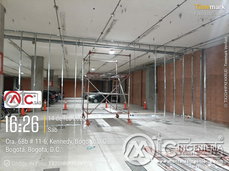 Estructura metálica liviana en perfil galvanizado para divisiones de local comercial en Kennedy, Bogotá, Colombia. Montajes, Ingeniería y Construcción MIC SAS.