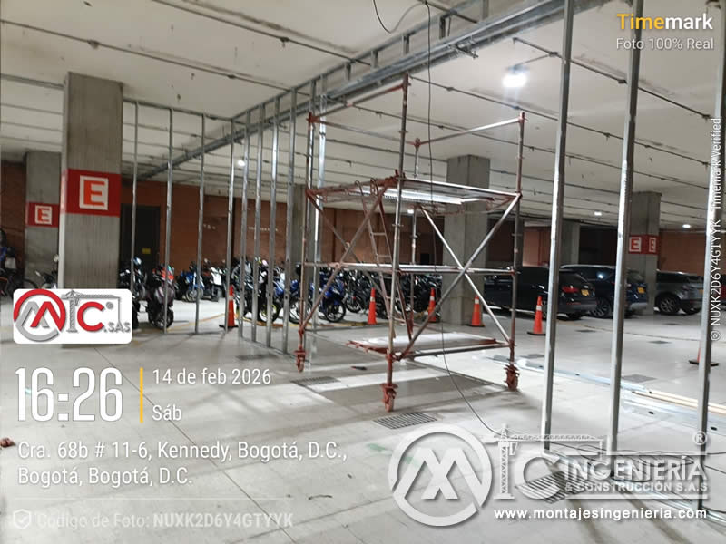 Estructura metálica liviana para cerramiento interior en zona de parqueo y local comercial en Bogotá, Colombia. Montajes, Ingeniería y Construcción MIC SAS.