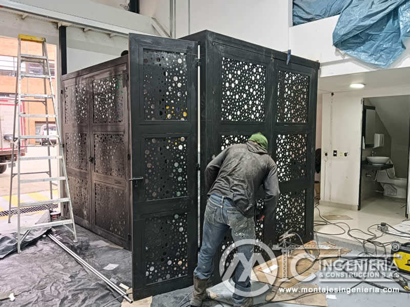 Fabricación de celosía metálica decorativa con perforaciones circulares para adecuación de espacios en Bogotá, Colombia. Montajes, Ingeniería y Construcción MIC SAS.