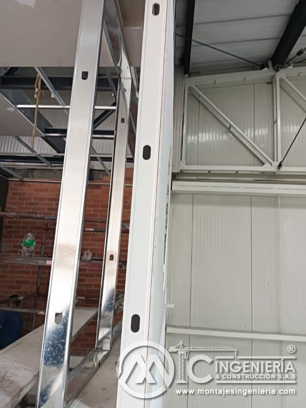 Fabricación de columnas metálicas en acero inoxidable para estructuras de bodegas en Bogotá, Colombia. Montajes, Ingeniería y Construcción MIC SAS.