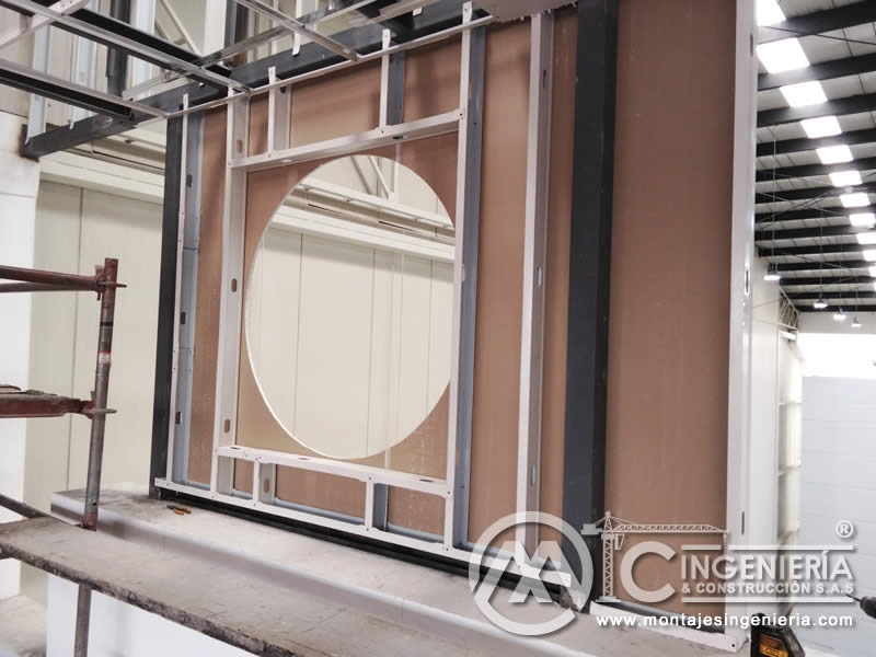 Fabricación de divisiones modulares con tablero y marco metálico en Bogotá, Colombia. Montajes, Ingeniería y Construcción MIC SAS.