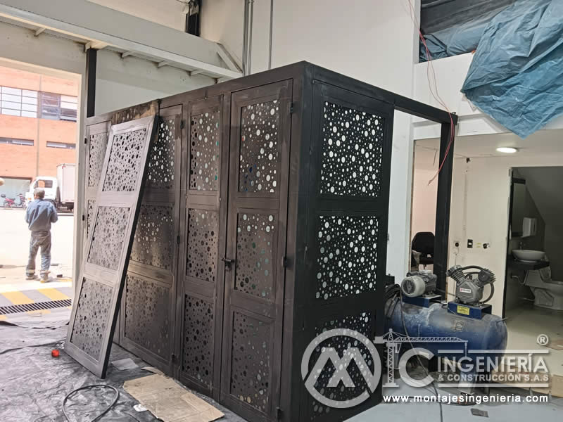 Fabricación de estructura metálica con lámina perforada decorativa para divisiones y cerramientos en Bogotá, Colombia. Montajes, Ingeniería y Construcción MIC SAS.