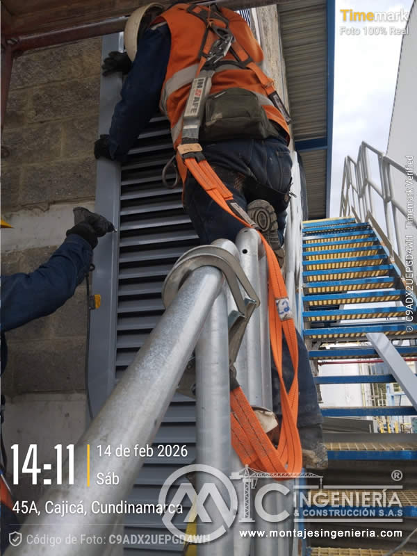 Fijación de carcasa de elevador con arnés anticaídas en andamio para planta industrial en Cajicá, Colombia. Montajes, Ingeniería y Construcción MIC SAS.
