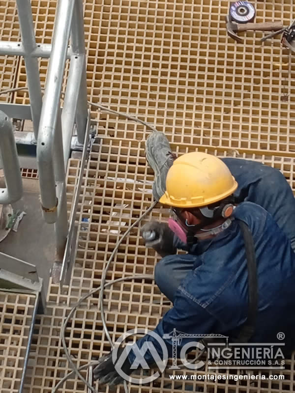 Fijación de soportes metálicos en piso de rejilla plástica para estructuras industriales en Bogotá, Colombia. Montajes, Ingeniería y Construcción MIC SAS.