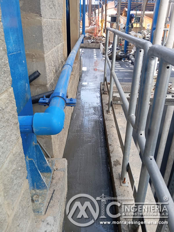 Impermeabilización de canaleta y tendido de tubería industrial en planta de producción en Bogotá, Colombia. Montajes, Ingeniería y Construcción MIC SAS.