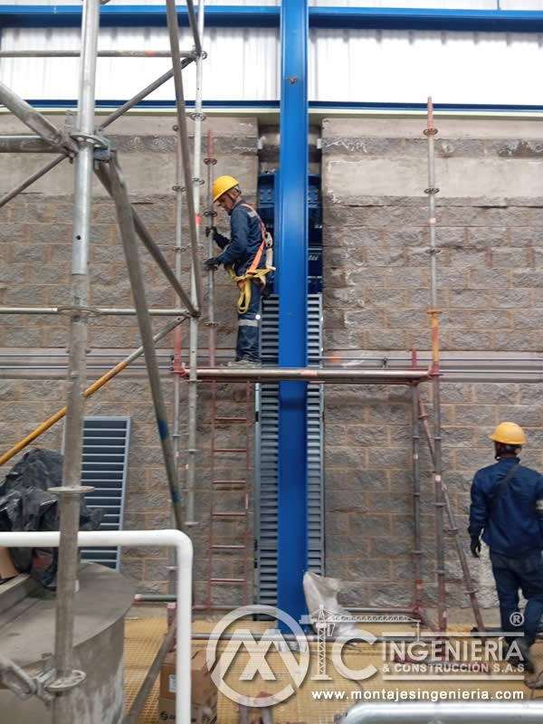Instalación de carcasa metálica de elevador sobre andamios con protección en altura en Bogotá, Colombia. Montajes, Ingeniería y Construcción MIC SAS.