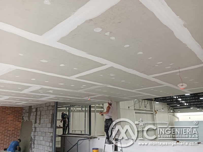 Instalación de cielo raso en drywall con estructura metálica liviana para adecuación de interiores en Bogotá, Colombia. Montajes, Ingeniería y Construcción MIC SAS.