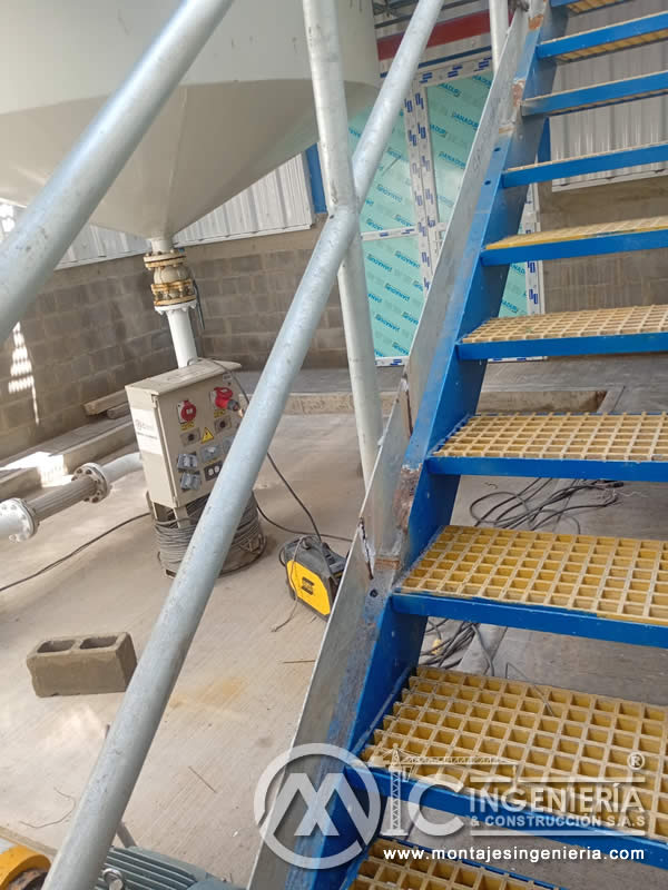 Instalación de escalera metálica con rejilla para acceso a silos industriales en Bogotá, Colombia. Montajes, Ingeniería y Construcción MIC SAS.