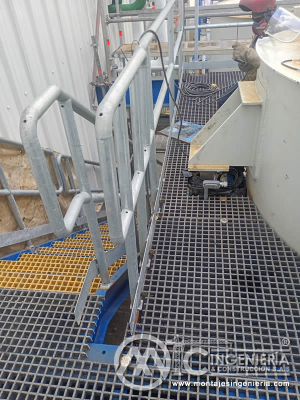 Instalación de escaleras con pasamanos galvanizados en plantas de proceso en Bogotá, Colombia. Montajes, Ingeniería y Construcción MIC SAS.