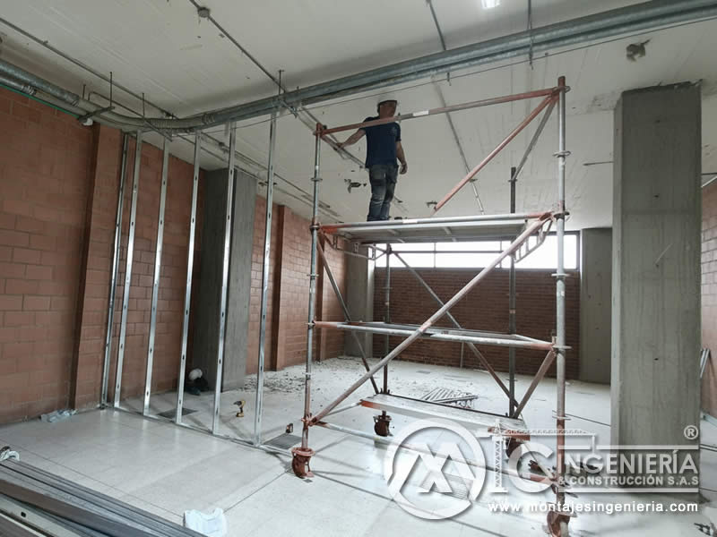 Instalación de estructura metálica liviana para divisiones en drywall en local comercial en Bogotá, Colombia. Montajes, Ingeniería y Construcción MIC SAS.