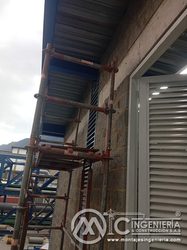 Instalación de lamas de ventilación con andamios en fachadas industriales en Bogotá, Colombia. Montajes, Ingeniería y Construcción MIC SAS.