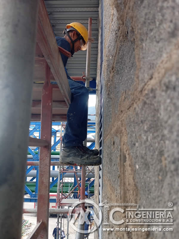 Instalación de marcos metálicos bajo cubierta de plantas industriales en Bogotá, Colombia. Montajes, Ingeniería y Construcción MIC SAS.