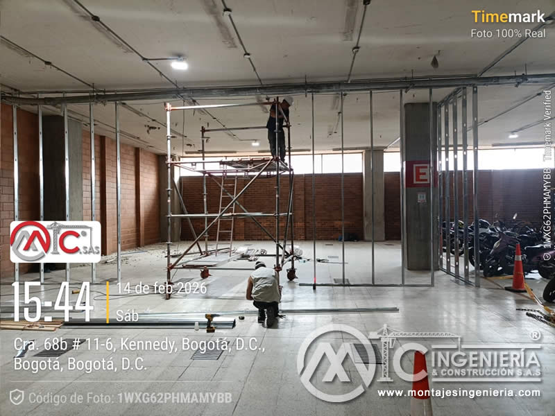 Instalación de perfilería galvanizada con cuadrilla de construcción liviana en local comercial en Kennedy, Bogotá, Colombia. Montajes, Ingeniería y Construcción MIC SAS.
