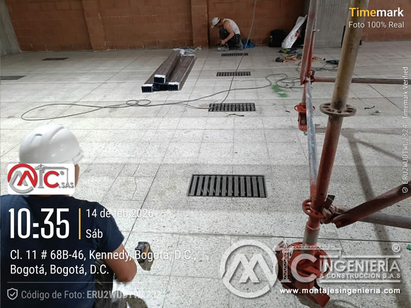 Instalación de rejillas de desagüe en piso de granito para local comercial en Kennedy, Bogotá, Colombia. Montajes, Ingeniería y Construcción MIC SAS.