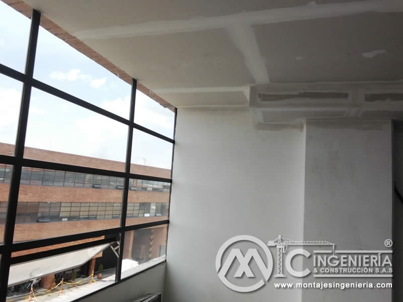 Instalación de ventanas en perfilería metálica y cielo raso en drywall en Bogotá, Colombia. Montajes, Ingeniería y Construcción MIC SAS.