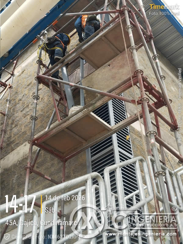Instalación exterior de carcasa de elevador con andamios multidireccionales en planta industrial en Cajicá, Cundinamarca, Colombia. Montajes, Ingeniería y Construcción MIC SAS.