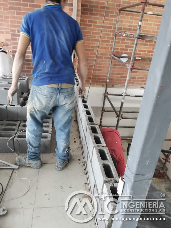 Levantamiento de muros de bloque de concreto en proyectos de construcción en Bogotá, Colombia. Montajes, Ingeniería y Construcción MIC SAS.