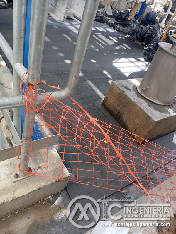 Malla de seguridad naranja para delimitación de zonas de trabajo industrial en Bogotá, Colombia. Montajes, Ingeniería y Construcción MIC SAS.