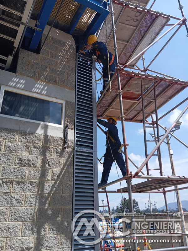 Montaje de celosías metálicas en vanos de edificios industriales en Bogotá, Colombia. Montajes, Ingeniería y Construcción MIC SAS.
