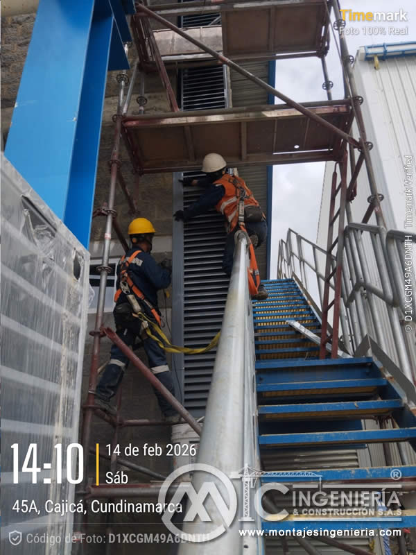 Montaje de guías de elevador con arnés de seguridad y andamios en planta industrial en Cajicá, Cundinamarca, Colombia. Montajes, Ingeniería y Construcción MIC SAS.