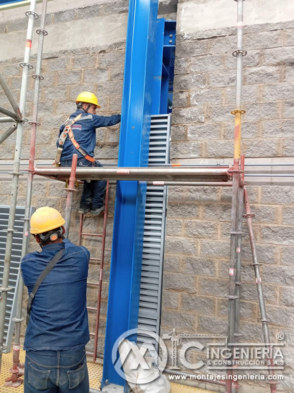 Montaje de guías metálicas de elevador industrial con andamios y personal certificado en Bogotá, Colombia. Montajes, Ingeniería y Construcción MIC SAS.