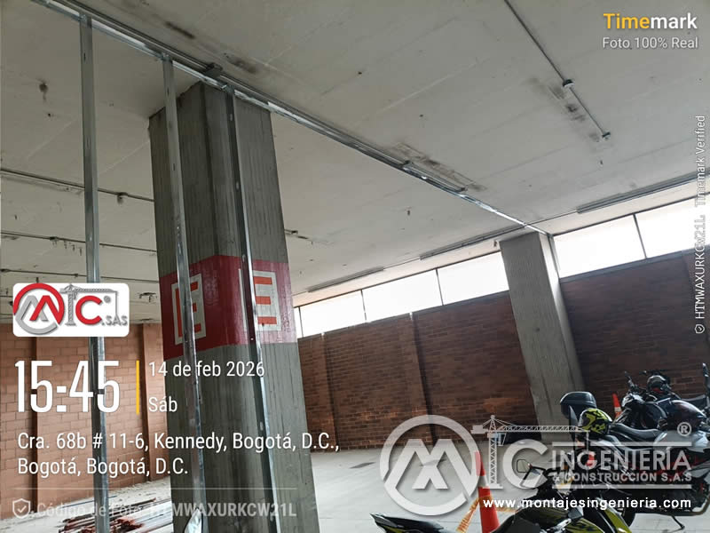 Montaje de perfiles galvanizados para fachada interior en local comercial en Kennedy, Bogotá, Colombia. Montajes, Ingeniería y Construcción MIC SAS.