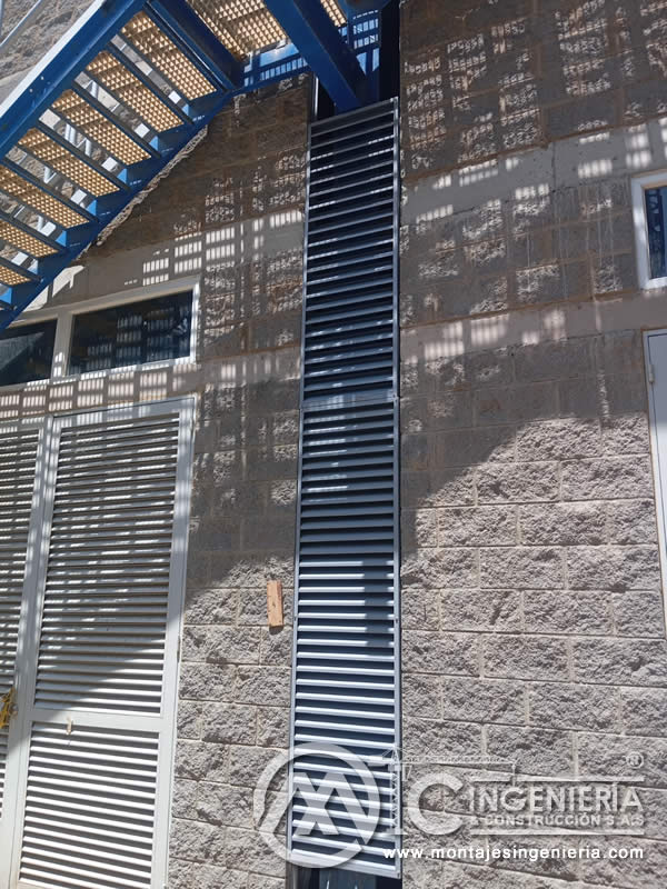 Paneles de lamas metálicas instalados en fachada de planta industrial en Bogotá, Colombia. Montajes, Ingeniería y Construcción MIC SAS.