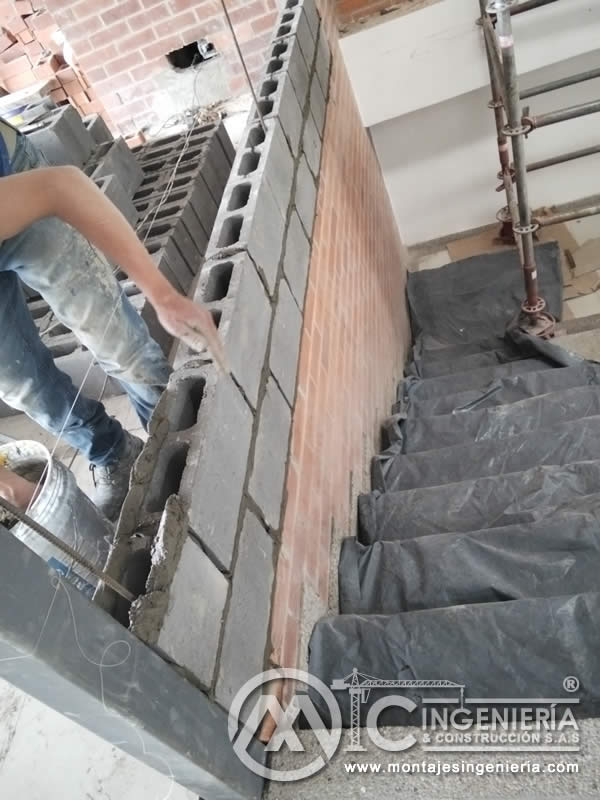 Pegue de bloque de concreto en muros de mampostería para construcción en Bogotá, Colombia. Montajes, Ingeniería y Construcción MIC SAS.