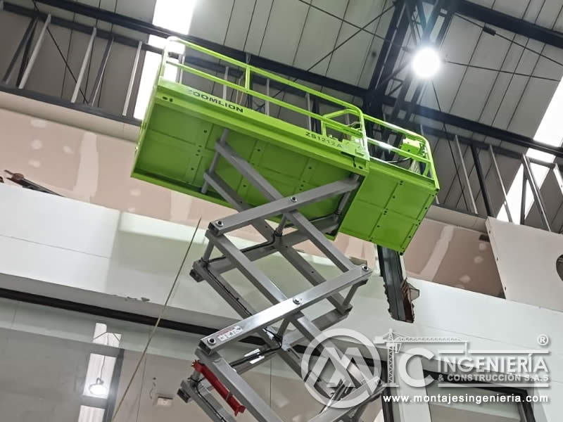 Plataforma elevadora de tijera para instalación de cielo raso y acabados en altura en Bogotá, Colombia. Montajes, Ingeniería y Construcción MIC SAS. Plataforma elevadora de tijera para instalación de cielo raso y acabados en altura en Bogotá, Colombia. Montajes, Ingeniería y Construcción MIC SAS.