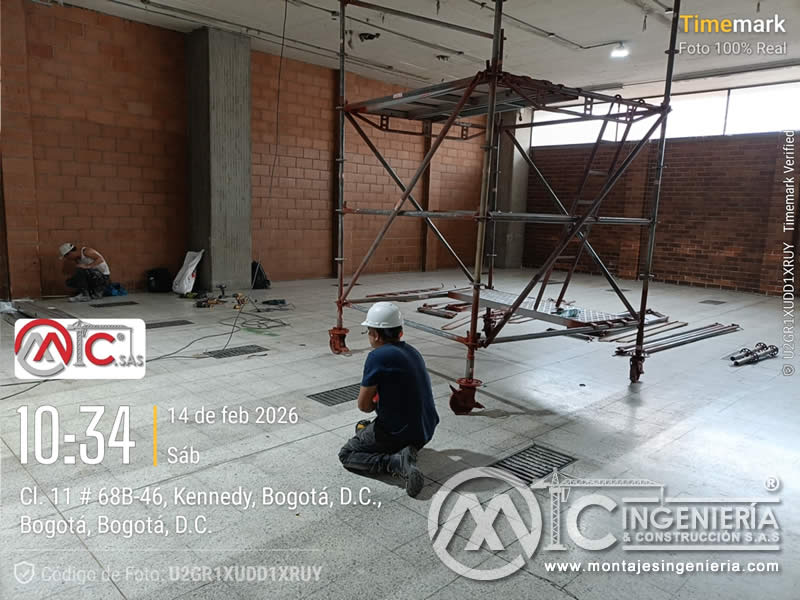 Preparación de andamio para trabajos de adecuación interior en local comercial en Kennedy, Bogotá, Colombia. Montajes, Ingeniería y Construcción MIC SAS.
