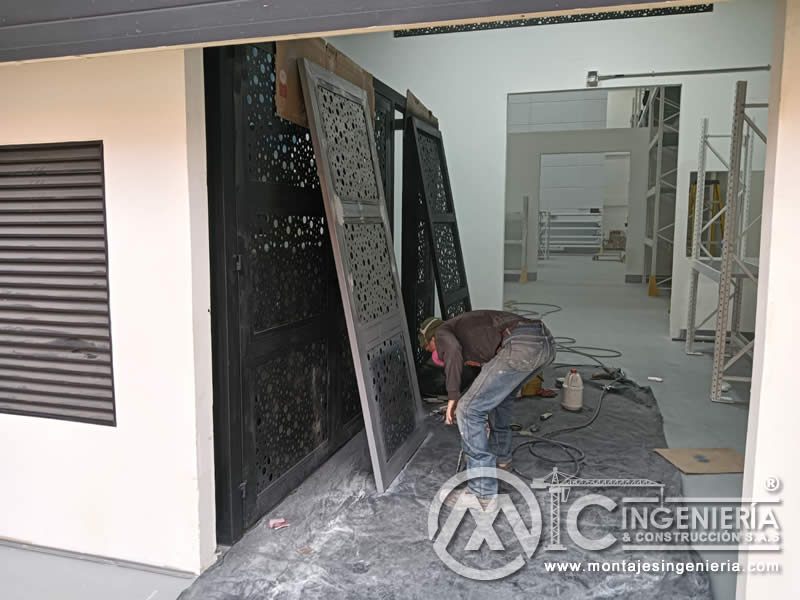 Preparación de pintura para acabado de lámina calada decorativa en proyecto de adecuación comercial en Bogotá, Colombia. Montajes, Ingeniería y Construcción MIC SAS.