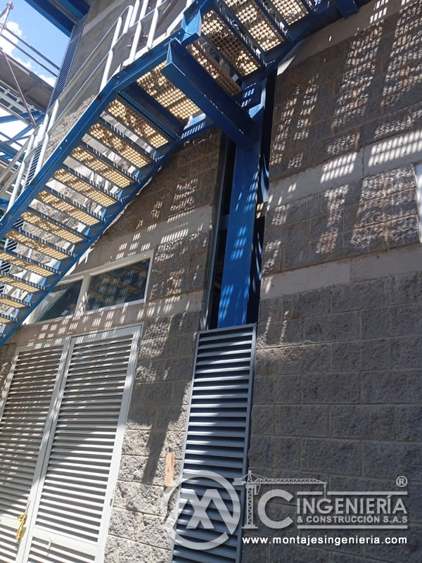 Resultado de instalación de lamas y escalera en fachadas industriales en Bogotá, Colombia. Montajes, Ingeniería y Construcción MIC SAS.