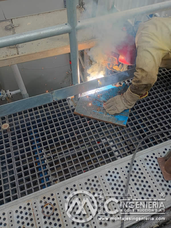 Soldadura de anclajes metálicos en plataformas con rejilla industrial en Bogotá, Colombia. Montajes, Ingeniería y Construcción MIC SAS.