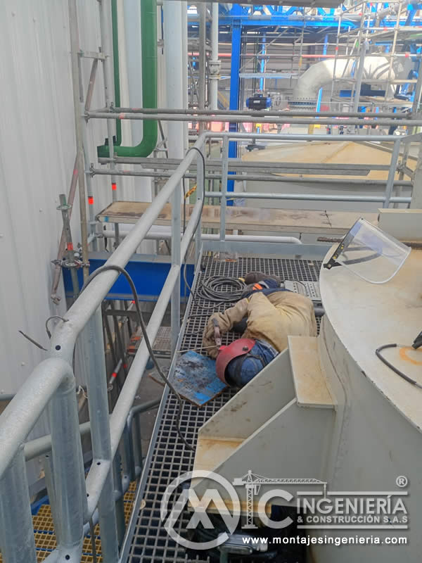 Soldadura de componentes en plataformas industriales con rejilla fiberglass en Bogotá, Colombia. Montajes, Ingeniería y Construcción MIC SAS.