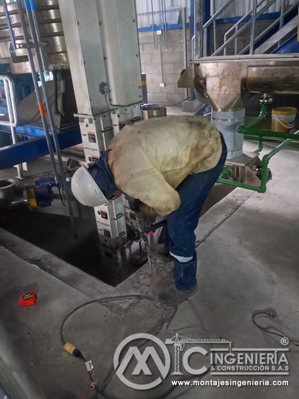 Soldadura de estructuras metálicas en planta industrial para montaje de equipos en Bogotá, Colombia. Montajes, Ingeniería y Construcción MIC SAS.