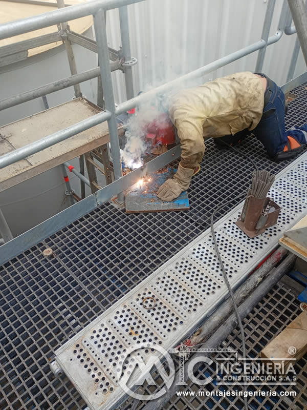 Soldadura de platinas de anclaje en rejilla metálica de plataformas en Bogotá, Colombia. Montajes, Ingeniería y Construcción MIC SAS.